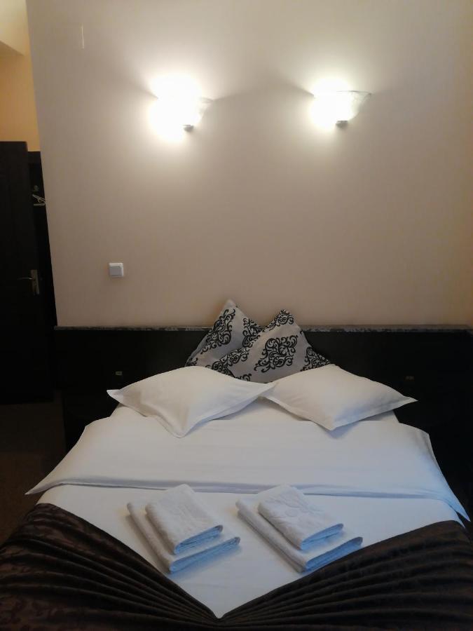 Casa Teilor Hotell Piteşti Exteriör bild