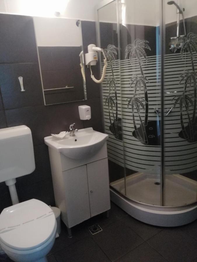 Casa Teilor Hotell Piteşti Exteriör bild
