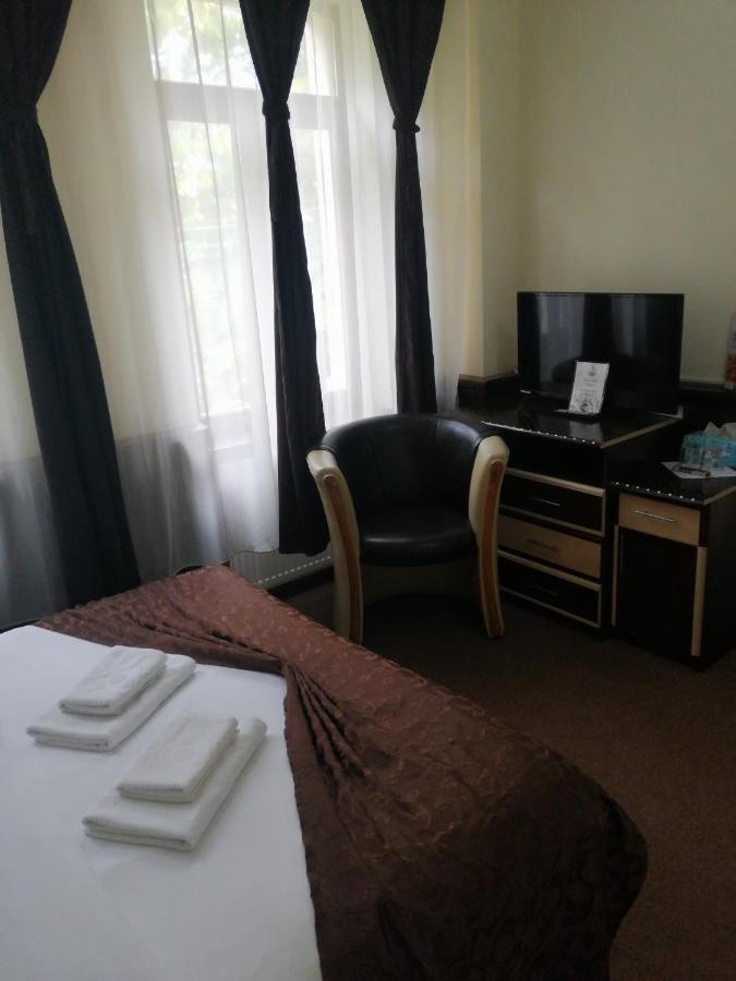 Casa Teilor Hotell Piteşti Exteriör bild