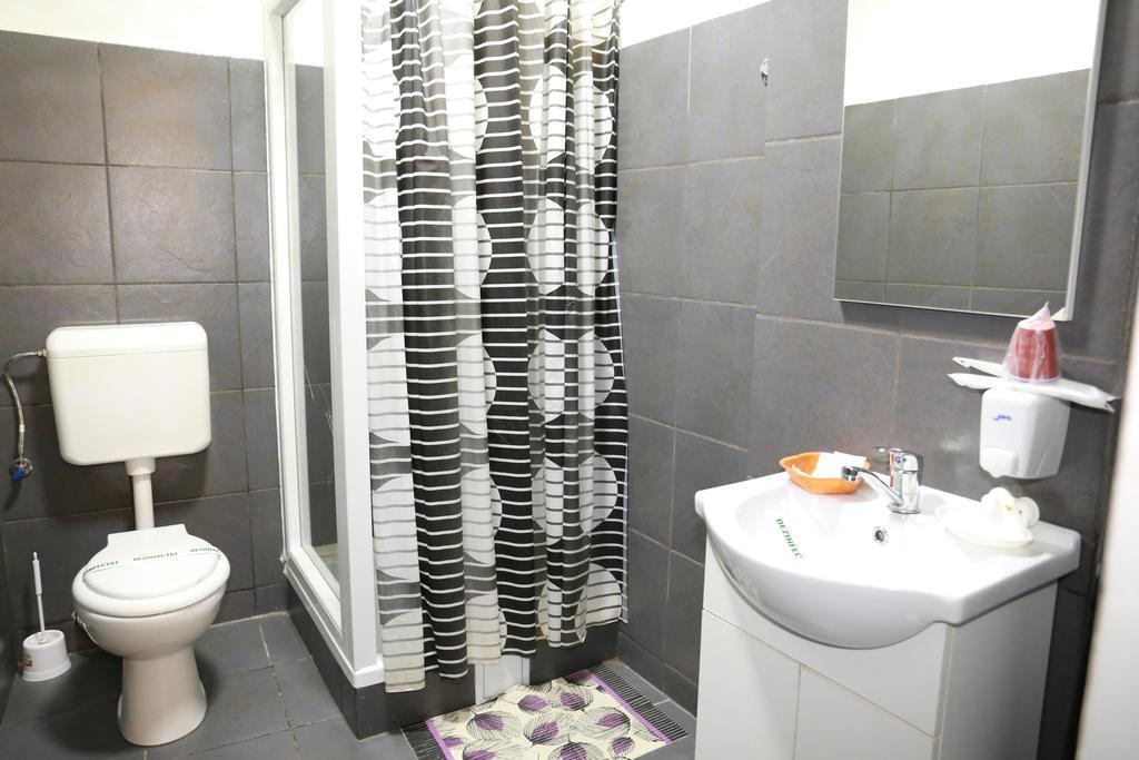 Casa Teilor Hotell Piteşti Exteriör bild