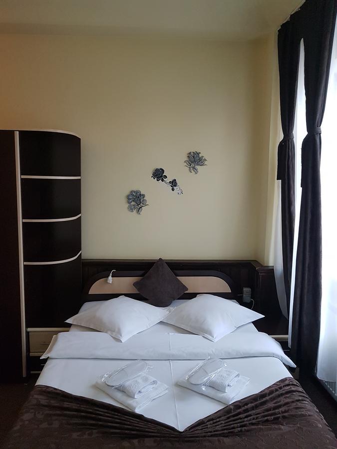 Casa Teilor Hotell Piteşti Exteriör bild