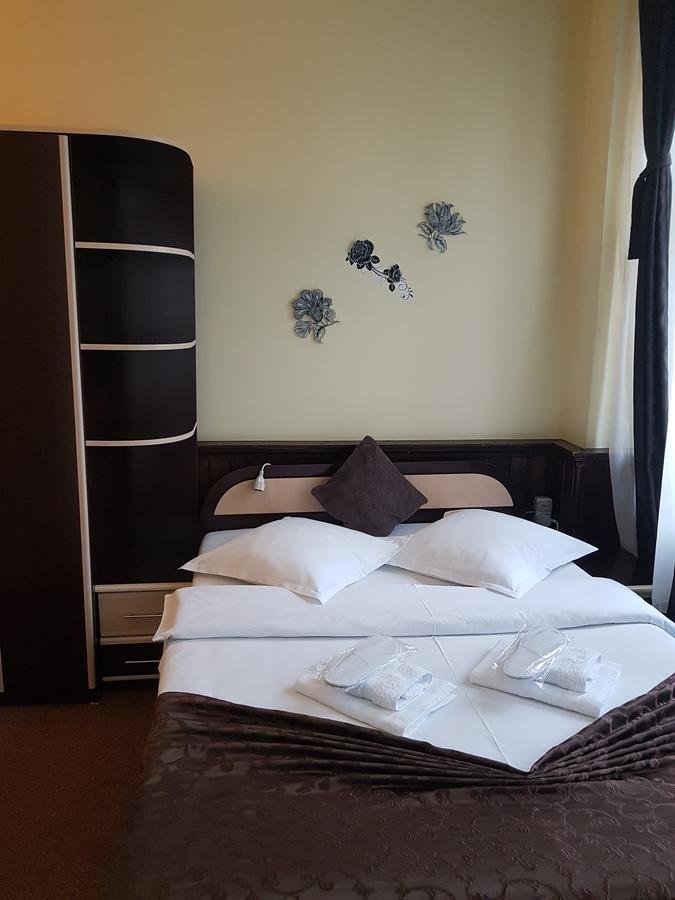 Casa Teilor Hotell Piteşti Exteriör bild
