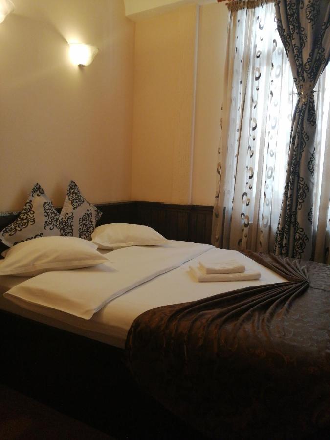 Casa Teilor Hotell Piteşti Exteriör bild