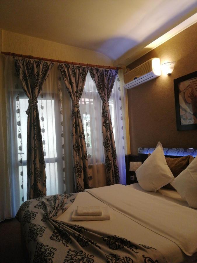 Casa Teilor Hotell Piteşti Exteriör bild