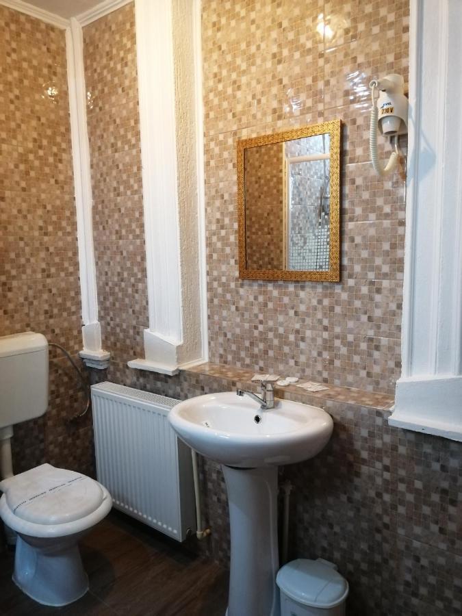Casa Teilor Hotell Piteşti Exteriör bild