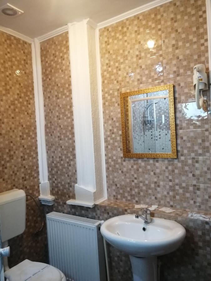 Casa Teilor Hotell Piteşti Exteriör bild